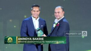 anindya-bakrie-raih-innovative-leadership-in-electric-transportation_2001098.jpg