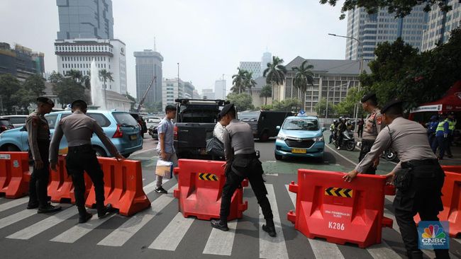 awas-kena-macet-kawasan-patung-kuda-ditutup-sementara-ada-demo-buruh_3641493.jpg