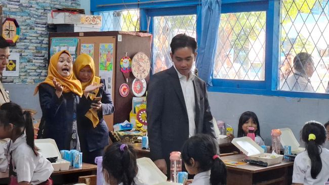 bak-jokowi-momen-gibran-blusukan-langsung-uji-coba-makan-gratis_82d6c32.jpg