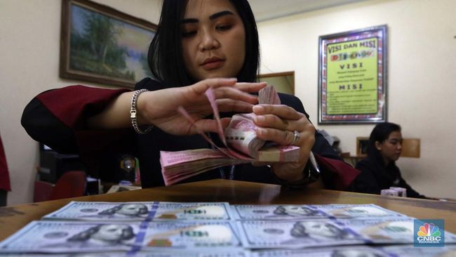 breaking-rupiah-anjlok-pasca-pelantikan-dolar-sentuh-rp-15-570_29a7618.jpg