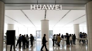 china-diblokir-sana-sini-ternyata-percuma-huawei-tetap-laku_5b8a872.jpg