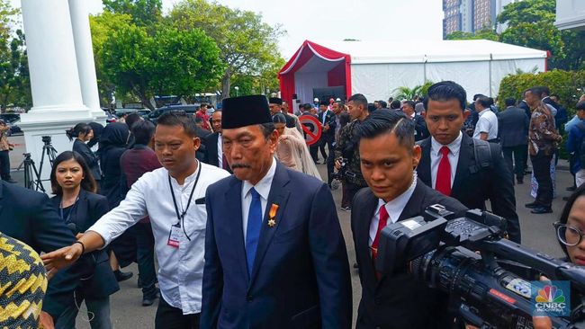 hadir-di-acara-pelantikan-menteri-prabowo-luhut-diam-seribu-bahasa_4ee0491.jpg