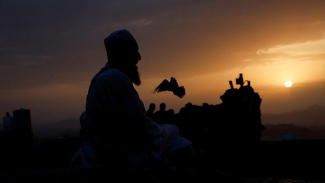 melihat-khusyuk-manusia-di-jabal-nur-dan-gua-hira-di-tengah-musim-haji_6beb679.jpg