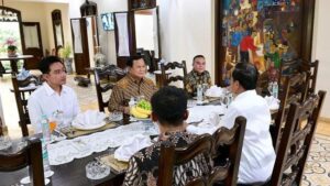 potret-prabowo-kunjungi-rumah-jokowi-di-solo-gibran-mendampingi_fa00e7f.jpg