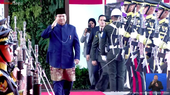 prabowo-berpeci-dan-sarung-di-pinggang-jelang-pelantikan_5371aba.jpg