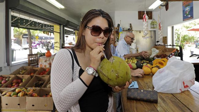 7-golongan-manusia-ini-dianjurkan-minum-air-kelapa-anda-termasuk_a7d7d5f.jpg