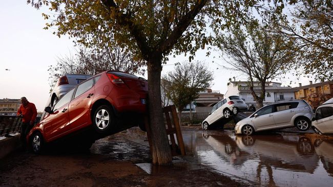 95-orang-tewas-potret-banjir-dahsyat-porak-porandakan-spanyol_74de6d5.jpg