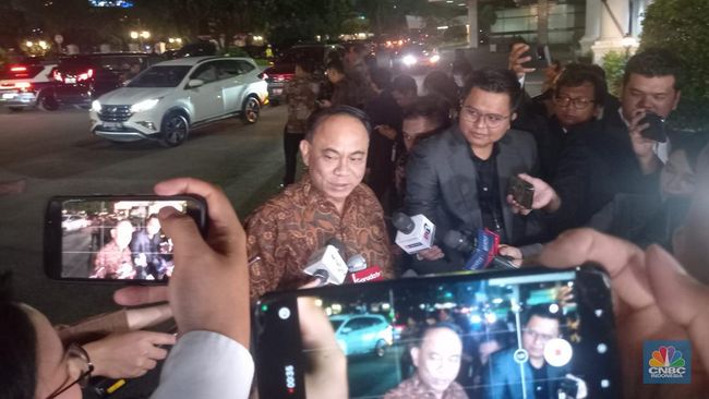 budi-arie-tiba-di-istana-negara-bakal-jadi-menteri-koperasi_b109dad.jpg