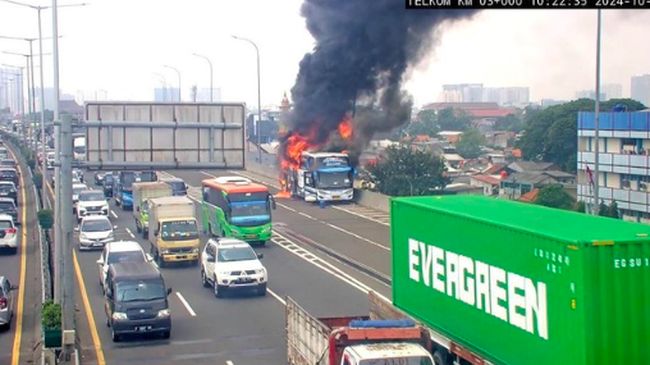 bus-pariwisata-terbakar-hebat-di-tol-bawa-anak-anak-tk-karyawisata_39b74c0.jpg