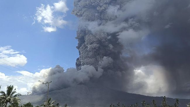 erupsi-gunung-lewotobi-masih-terjadi-penerbangan-labuan-bajo-ditutup_4299713.jpg