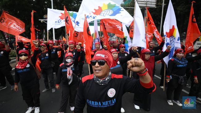 lautan-merah-hitam-demo-buruh-di-patung-kuda-minta-ump-2025-naik-10_c5e74c0.jpg