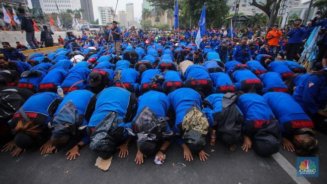 lengkap-putusan-mk-soal-uu-ciptaker-buruh-langsung-sujud-syukur_9aa248a.jpg