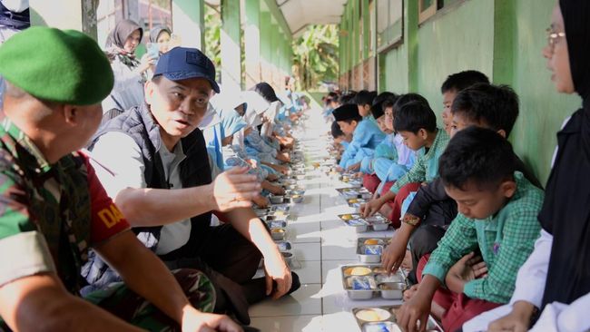 menkop-budi-arie-cek-program-makan-bergizi-gratis-di-sukabumi_ddef61e.jpg