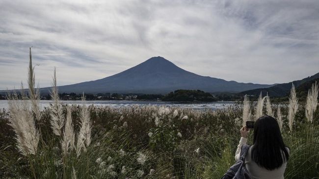 neraka-bocor-di-jepang-gunung-fuji-tak-bersalju-pertama-kalinya_1f9986d.jpg