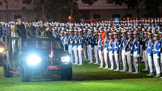 potret-gagah-prabowo-naik-maung-hujan-hujanan-pimpin-parade-senja_d01b14b.jpg