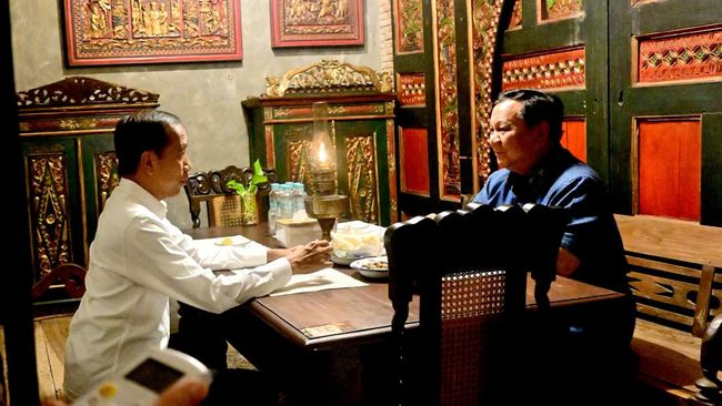 prabowo-bertamu-makan-malam-di-rumah-jokowi-menu-makanan-bikin-kaget_ccbc4d4.jpg