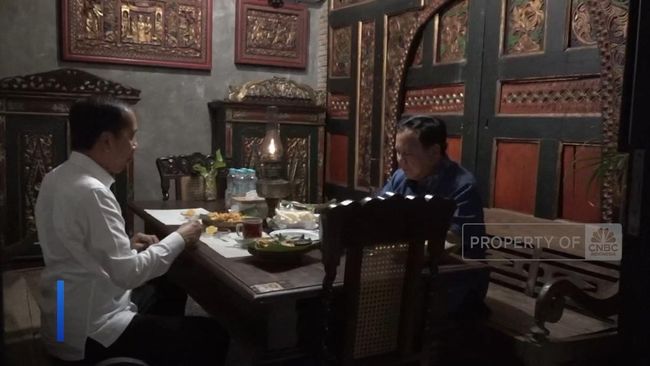 prabowo-bertemu-jokowi-di-solo-diajak-makan-malam-angkringan_b9716a4.jpg