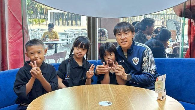 saat-coach-shin-tae-yong-berbagi-kebahagiaan-bareng-anak-down-syndrome_41482a8.jpg