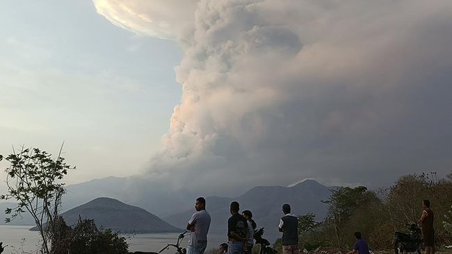 tak-cuma-lewotobi-gunung-rokatenda-lokon-statusnya-naik_d4100cc.jpg