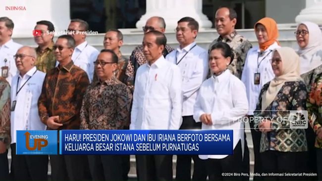 video-jokowi-iriana-foto-bareng-staf-istana-negara_29fed3a.jpg