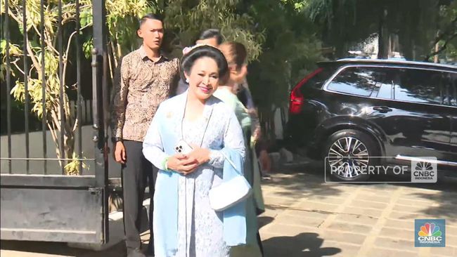 berkebaya-biru-titiek-soeharto-tampak-di-rumah-kertanegara_0c10b04.jpg