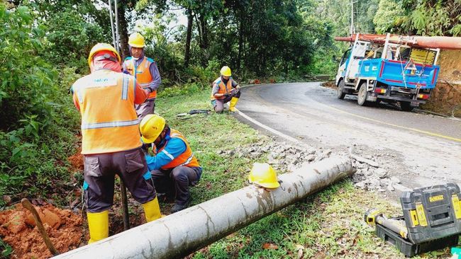 bertahap-pln-pulihkan-kelistrikan-pascacuaca-ekstrem-di-jawa-barat_afa64f8.jpg