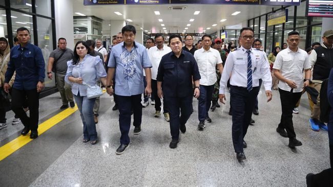 erick-thohir-maruarar-kompak-naik-krl-dan-jalan-di-stasiun-ada-apa_8d58dd9.jpg