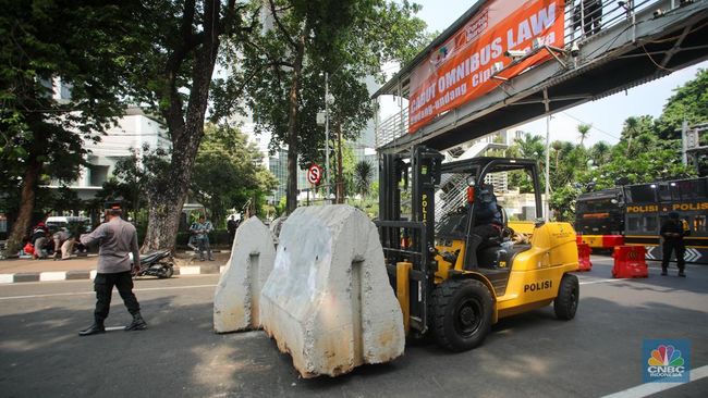 hindari-ruas-jalan-ini-ditutup-polisi-buruh-mau-demo-besar-besaran_ec04058.jpg