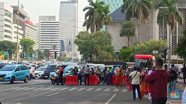 jalan-medan-merdeka-barat-kembali-dibuka-usai-demo-lalu-lintas-lancar_5600f85.jpg