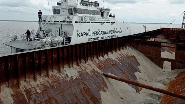 kapal-singapura-kepergok-lagi-asyik-maling-pasir-laut-di-batam_1139e2c.jpg