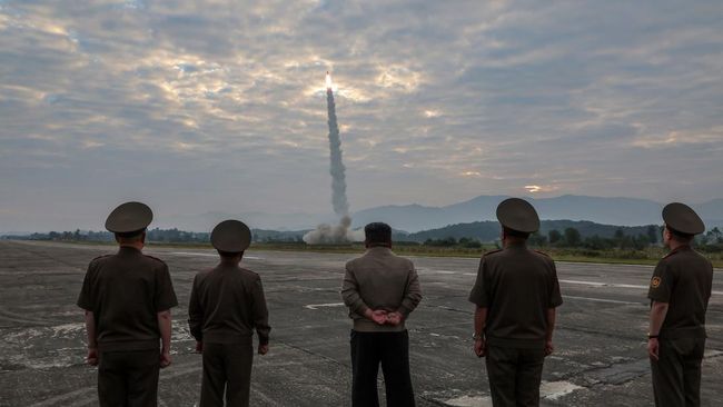 kim-jong-un-tantrum-korut-tembak-rudal-tembus-1-000-km-tahan-5-detik_d751c8f.jpg