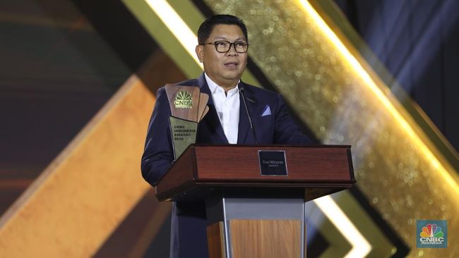 mantap-dirut-bank-mandiri-dinobatkan-jadi-best-financial-leader-2024_c317f76.jpg