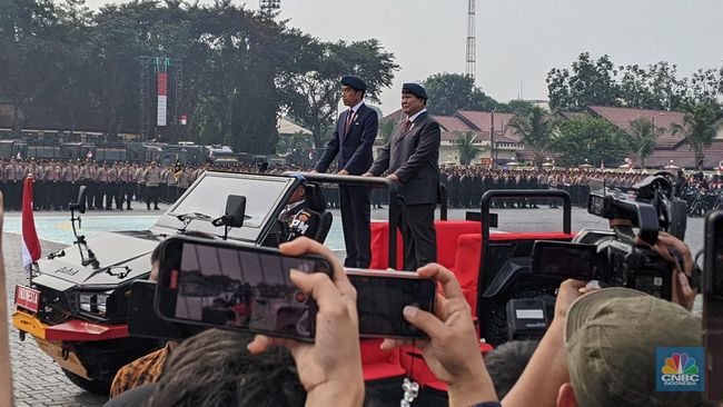 momen-jokowi-bareng-prabowo-tunggangi-maung-pindad-di-mako-brimob_213a5ab.jpg