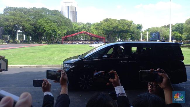 pakai-alphard-jokowi-ke-istana-tak-lagi-pakai-mobil-sedan-ri-1_0077708.jpg