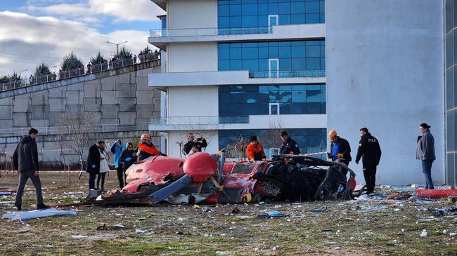 potret-helikopter-jatuh-tabrak-rumah-sakit-gedung-bolong_bec2e8b.jpg