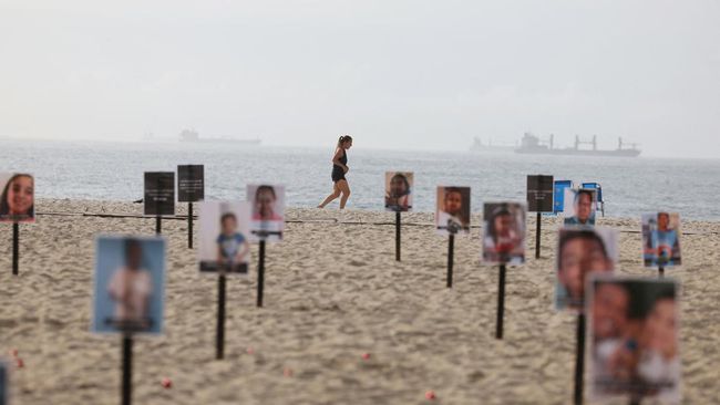 potret-pantai-brazil-dipenuhi-foto-anak-anak-korban-peluru-nyasar_6399409.jpg