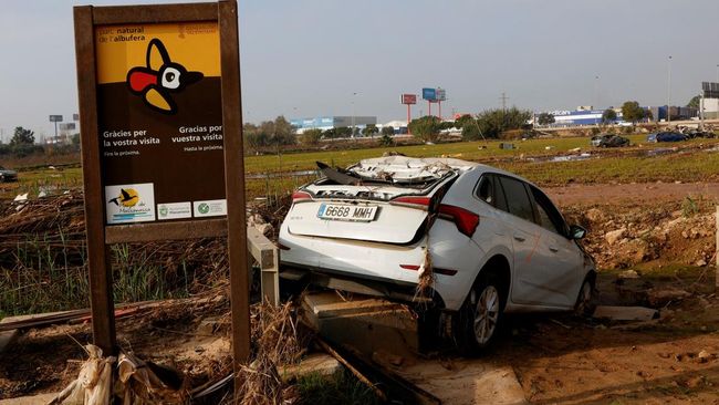 potret-ramai-mobil-terjebak-di-danau-berlumpur-dampak-banjir-dahsyat_2f39492.jpg