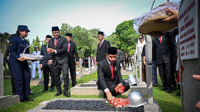 potret-wapres-gibran-tabur-bunga-di-makam-pahlawan_d0a54a1.jpg