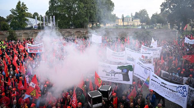 raksasa-otomotif-bakal-phk-tutup-pabrik-pekerja-demo-besar-besaran_64450a3.jpg