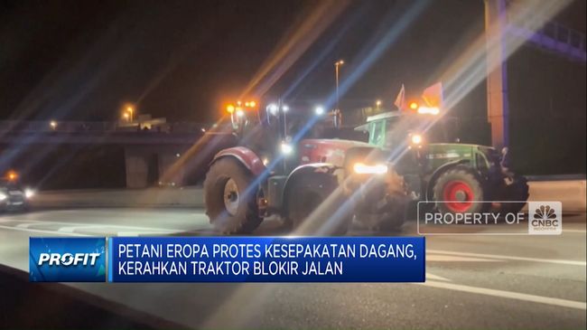 video-protes-perjanjian-dagang-petani-eropa-bawa-traktor-blokir-jalan_3386abe.jpg