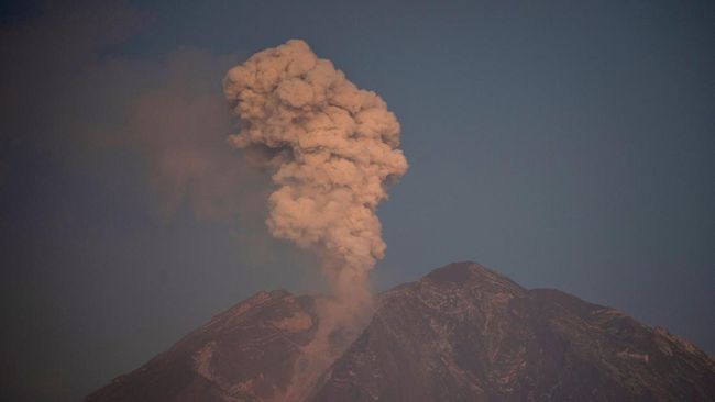 waspada-gunung-semeru-erupsi-lagi-statusnya-masih-di-level-ii_554b225.jpg