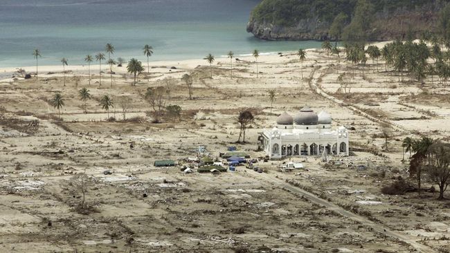 20-tahun-tsunami-aceh-foto-foto-mengerikan-dahsyatnya-tsunami-aceh_4edc61a.jpg