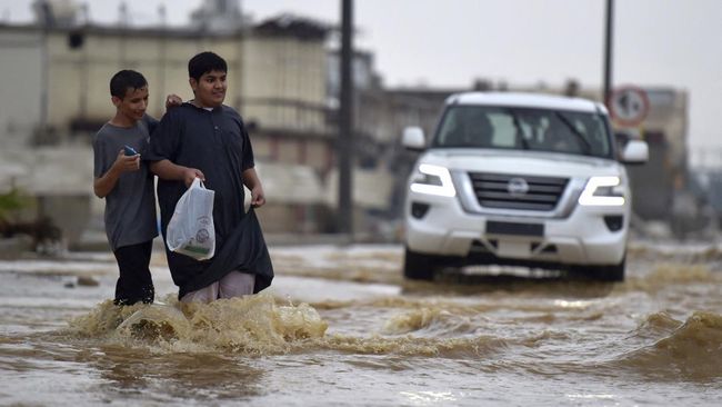 arab-saudi-banjir-air-menggenang-di-makkah-hingga-madinah_f865ac9.jpg