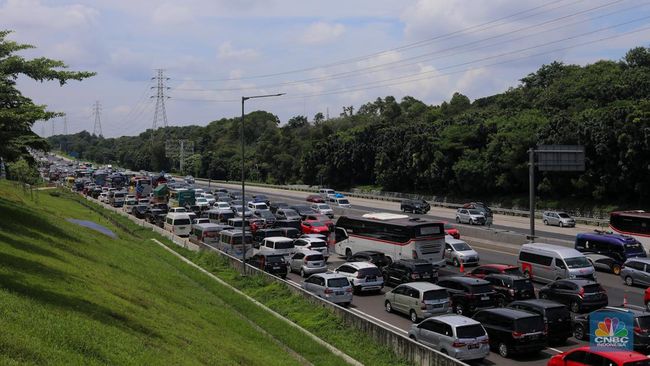 awas-neraka-macet-di-tol-ini-tanggal-keramat-mudik-balik-nataru-2024_9164612.jpg