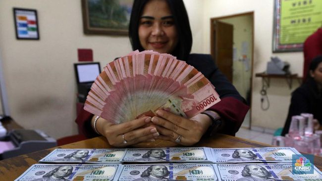 breaking-rupiah-terlemah-sejak-juli-2024-dolar-as-sentuh-rp16-300_c6174f7.jpg