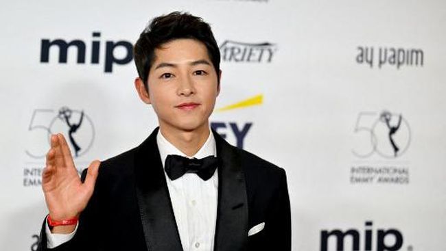 cerita-pernikahan-song-joong-ki-dan-katy-louise-bahasa-jadi-tantangan_243f8ef.jpg