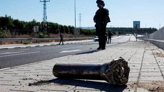 hizbullah-bobol-iron-dome-proyektil-roket-jatuh-di-jalanan-israel_14df6eb.jpg