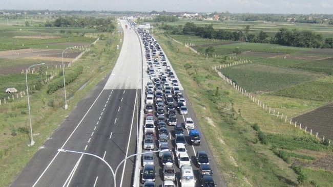 ini-tanggal-keramat-mudik-balik-nataru-2024-di-tol-awas-neraka-macet_44fa505.jpg