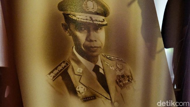 jenderal-polisi-ri-nyamar-jadi-orang-gila-demi-ungkap-kasus-besar_521d46f.jpg