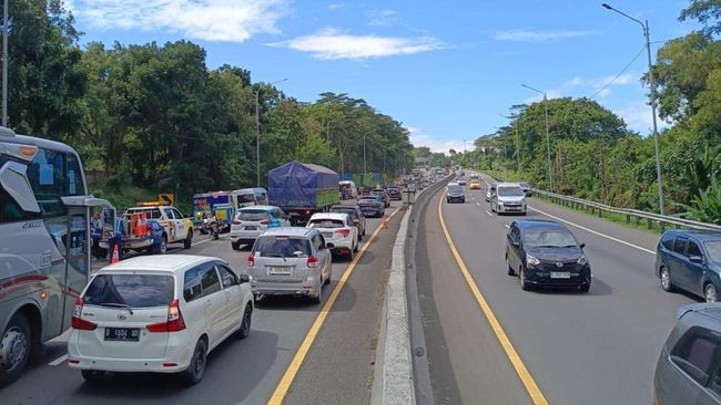 kecelakaan-beruntun-di-tol-cipularang-6-truk-bus-tabrakan_df3830d.jpg